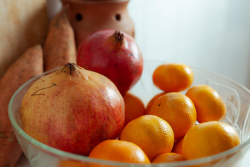 Fruta fresca en un bol en la cocina