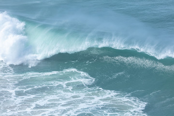 Oceanwelle mit wasserwand perfekt brencend 