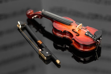 Fototapeta premium Violin on grey background