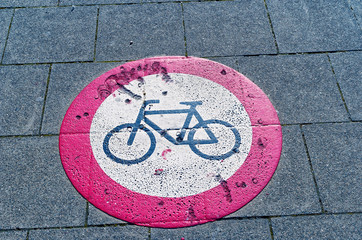 Radweg mit roten Graffitti