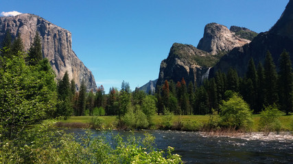 Fototapeta na wymiar Yosemite National Park. Yosemite Valley View vista point. Merced river on foreground, El Capitan on the left and bridaveil falls on right on background.