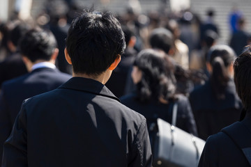 俯瞰で見る信号を渡るビジネスマンの風景 Wall Mural Paru 俯瞰で見る信号を渡るビジネスマンの風景 Wall Mural Paru