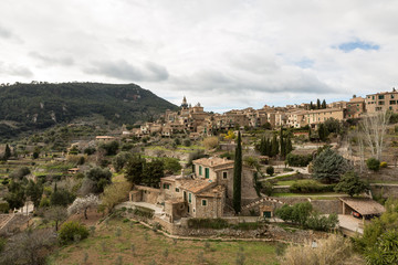 Blick auf das pittoreske Bergdorf Valldemossa, im Westen der Baleareninsel Mallorca