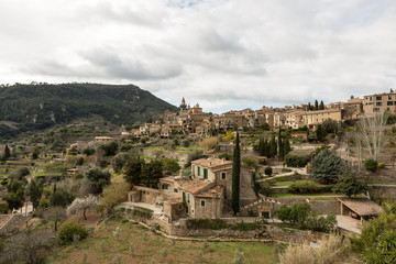 Fototapeta na wymiar Blick auf das pittoreske Bergdorf Valldemossa, im Westen der Baleareninsel Mallorca