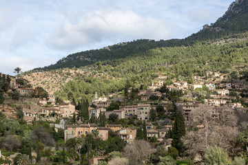 Fototapeta na wymiar Blick auf das malerische Bergdorf Valldemossa auf der Baleareninsel Mallorca