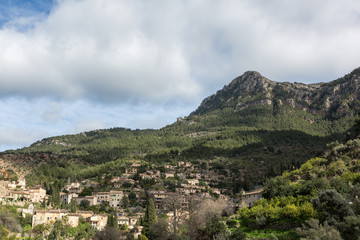 Obraz premium Blick auf das malerische Bergdorf Valldemossa auf der Baleareninsel Mallorca