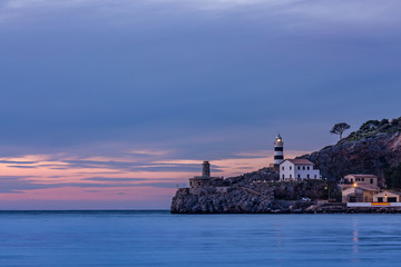 Ein Leuchtturm auf einem Felsen im Mittelmeer beim Sonnenuntergang