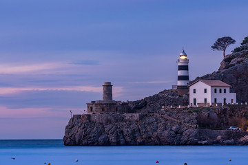Ein Leuchtturm auf einem Felsen im Mittelmeer auf den Balearen, closeup