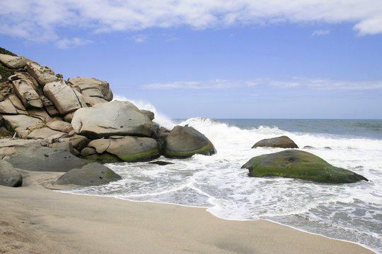 playa rocas mar oc&eacute;ano arena agua verano Tayrona naturaleza viajes paisaje costa  nubes cielo olas   
