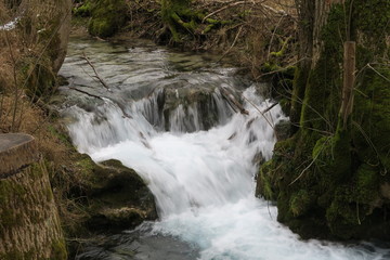 Der Brühlbach fließt in Bad Urach eine Stufe herunter