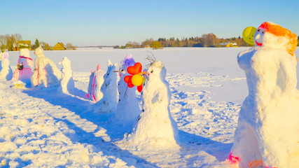 9170_A_small_snowman_with_heart_balloons.jpg