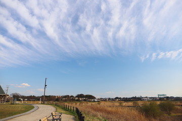 日本の小さな町の青い空と白い雲の風景