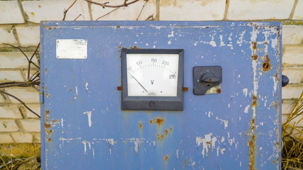 9442_The_voltage_indicator_outside_.jpg