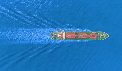 Widok z góry z lotu ptaka Statek tankowiec LPG na gaz lub gaz o pełnej prędkości z pięknym transportem fal z rafinerii na morzu. - 255171538