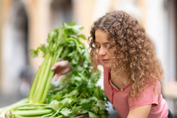 Obraz premium Woman at the market buying fruit and vegetables