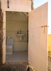 Toilettenhaus in der Wüste