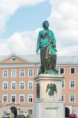 Obraz premium SALZBURG, AUSTRIA - June 16, 2018: Mozartplatz is a representative rectangular square in the old town of Salzburg