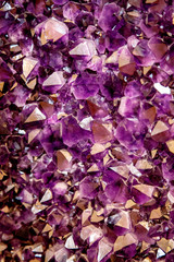 Panele Szklane  Ametystowy fioletowy kryształ. Kryształy mineralne w środowisku naturalnym. Tekstura szlachetnego i półszlachetnego kamienia szlachetnego