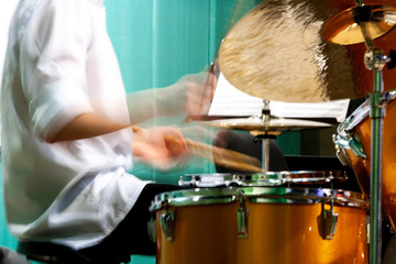 Obraz premium background concert hall on stage drum set for musicians. hands drummer in the process of playing the instruments. drumsticks in the hands of a musician.