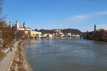 Obraz premium Panoramic view of Passau in February. The Inn river, bridge and old town. Bavaria, Germany, Europe.