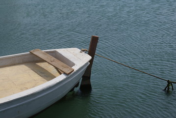 Naklejka premium boat on the lake