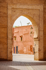 Leere Straße durch ein Tor in Marrakesch, Marokko © kovgabor79