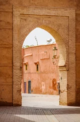Leere Straße durch ein Tor in Marrakesch, Marokko © kovgabor79