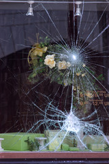 Zerstörte Schaufensterscheibe