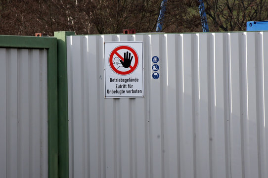 Schild Betriebsgel&auml;nde betreten verboten