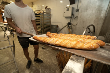 metiendo pan artesanal en el horno