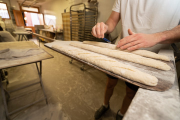 Metiendo pan artesanal al horno