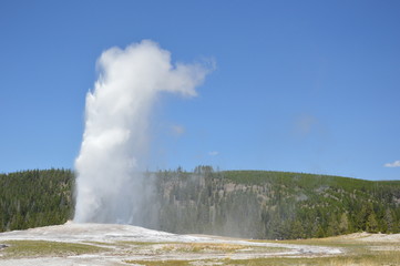Old Faithful explosion