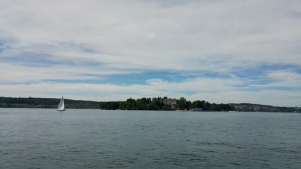 Insel Mainau im Bodensee mit Schloss Mainau, vom Wasser aus gesehen