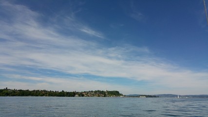 Insel Mainau im Bodensee vom Wasser aus gesehen
