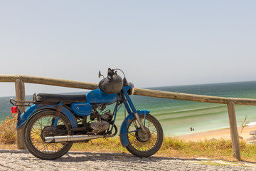 Fototapeta na wymiar bike on the beach