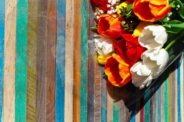 sfondo colorato con bouquet di tulipani fiori primavera