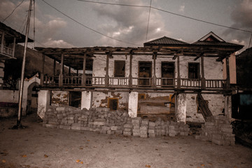 Fototapeta na wymiar Old wooden traditional house in Kullu india