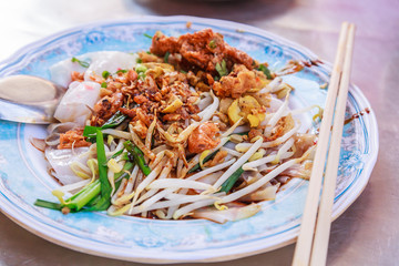 appetizer dish of traditional Thai street food, Kuay Tiew Lui Suan, Fried Minced Pork and dried shrimp with Noodle Pad served with spicy sauce. Thailand Food Travel, Fast Food, Cuisine, Asian Culture