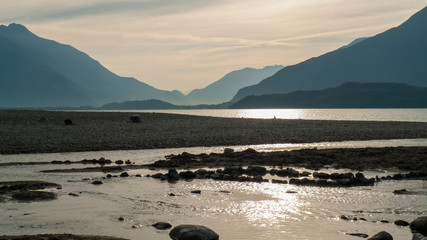 Spirale aus Kiesel Steinen, am Ufer, Strand von Gravedona am Comer See