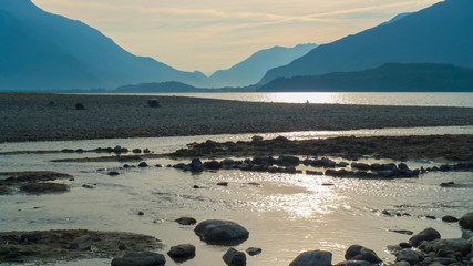 Spirale aus Kiesel Steinen, am Ufer, Strand von Gravedona am Comer See