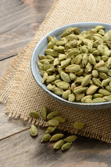 Cardamomo en un bol de cerámica en la mesa