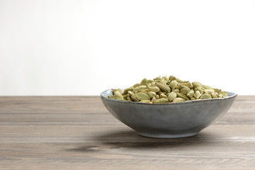 Cardamomo en un bol de cerámica en la mesa