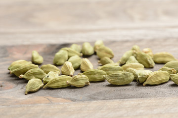 Cardamomo, semillas crudas en la mesa