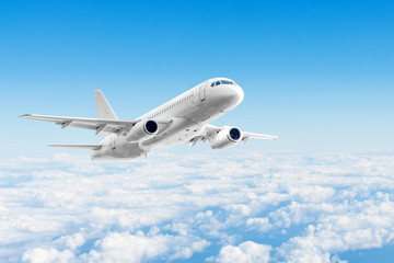 Fototapeta premium Samolot leci ponad chmurami dzień, podróż wycieczka wakacje.