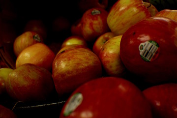 apples on market