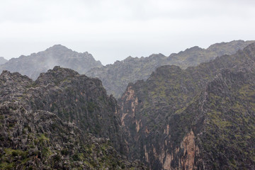 Atemberaubende Landschaft im Nebel, auf dem Weg nach Torrent de Pareis
