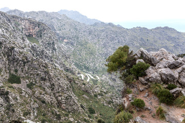 Der Blick entlang der Felsen auf die Serpentinenstraße nach Torrent de Pareis
