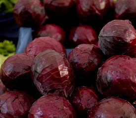Fototapeta na wymiar A row of red and fresh cabbage in the fruit market