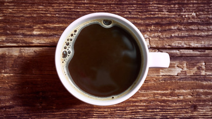 Filiżanka kawy na starych deskach