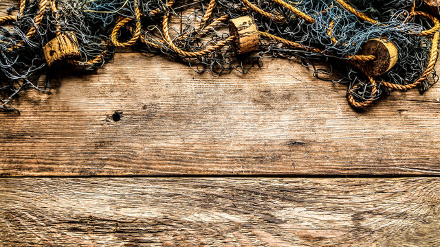 arri&egrave;re-plan filet de p&ecirc;che sur fond bois